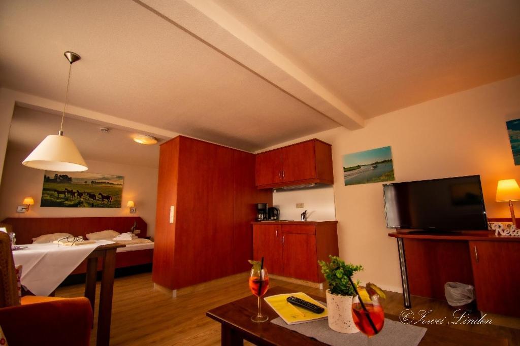 Hotel Zwei Linden - Links Der Elbe - Niedersachsen Balje Exterior foto